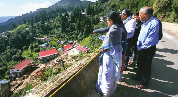 ফোটোশ্যুটের রাজনীতি নয়, বিপর্যয়ে পাশে থাকি: মমতা