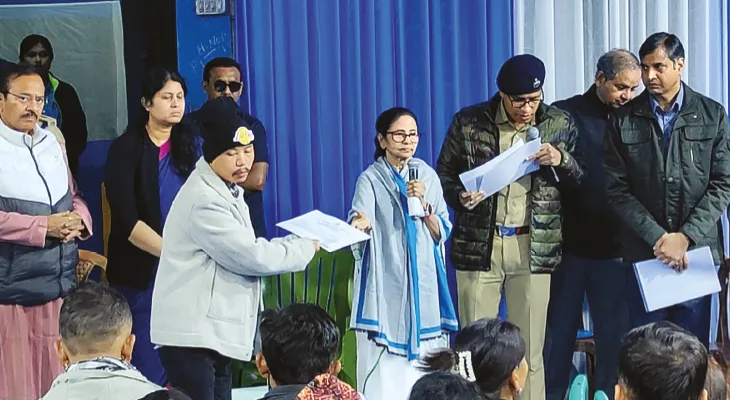 বিপর্যয় বিধ্বস্ত পাহাড়ে ঘুরলেন  মমতা, শুনলেন দুর্গতদের কথা