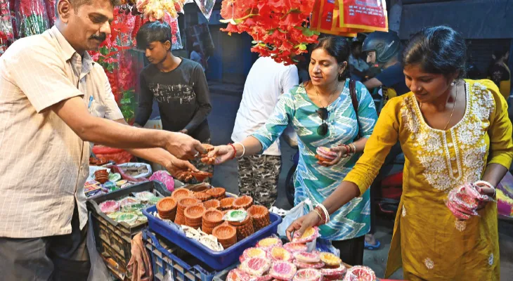 মাটির প্রদীপই পারে সমাজের আঁধার দূর করতে, আজীবন তাই বিক্রি করার প্রতিজ্ঞা পার্বতী দেবীর