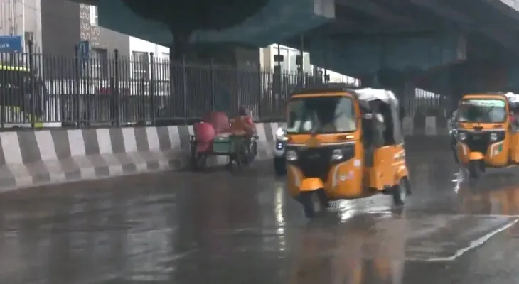 সাতসকালে ভারী বৃষ্টিতে ভাসল চেন্নাই