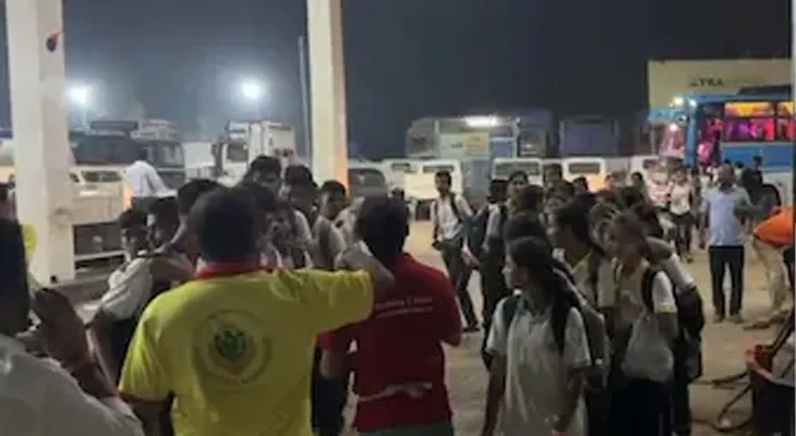মুম্বই-আহমেদাবাদ হাইওয়েতে ব্যাপক যানজট, ১২ ঘণ্টা আটকে ৫০০ পড়ুয়া