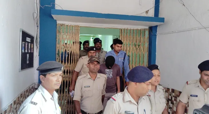 দুর্গাপুরের ডাক্তারি পড়ুয়াকে গণধর্ষণ কাণ্ডে নির্যাতিতার পুরুষ বন্ধু ওয়াসিফ আলীকে দুর্গাপুরে নিউ টাউনশিপ থানা থেকে দুর্গাপুর মহকুমা আদালতে তোলার জন্য বের করা হল