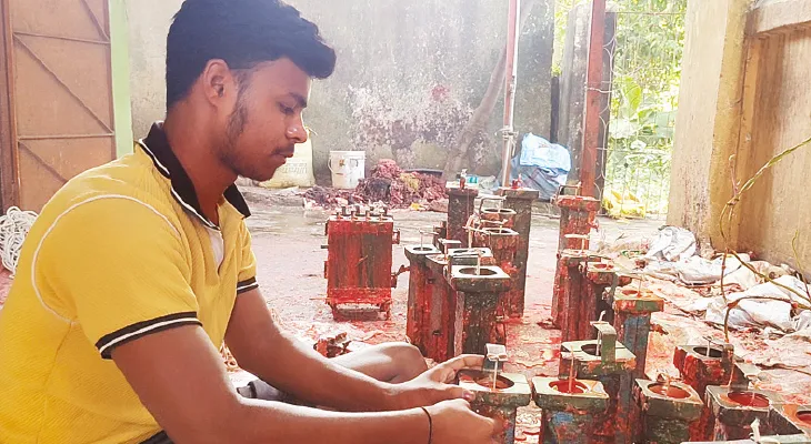 কালীপুজোর আগে বিপুল চাহিদা ব্যস্ততা তুঙ্গে কাঁকসার মোম কারখানায়