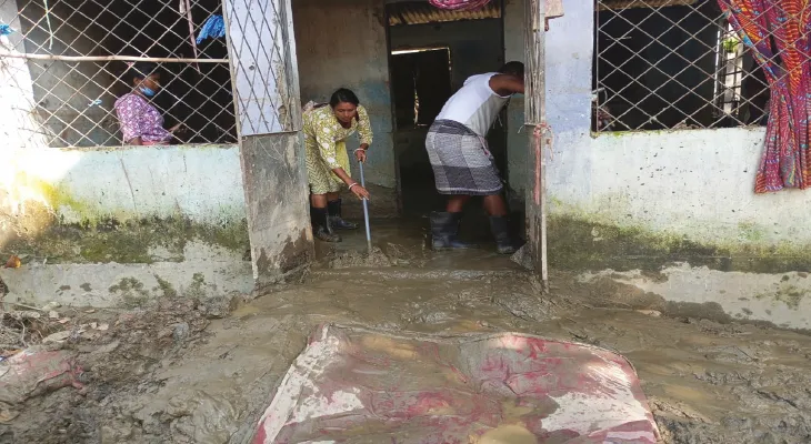 বামনডাঙার ক্ষতিগ্রস্ত বাড়িঘর সংস্কারে স্বেচ্ছাশ্রম অন্য চা বাগানের শ্রমিকদের