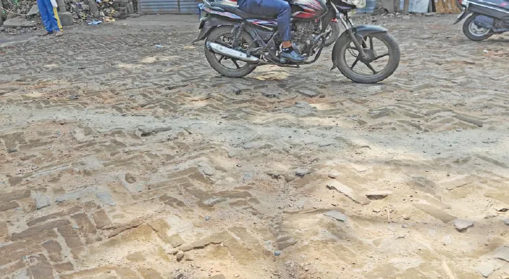 পুজোর আগে ইট দিয়ে সারাই করা  রাস্তা বেহাল, বাড়ছে দুর্ঘটনার ঝুঁকি