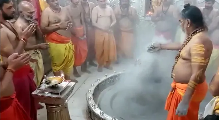 মধ্যপ্রদেশের উজ্জয়িনীতে মহাকালেশ্বর মন্দিরে চলছে ভস্ম আরতি