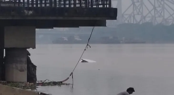 নিমতলা ঘাটে গঙ্গায় তলিয়ে গেল আস্ত চারচাকা গাড়ি