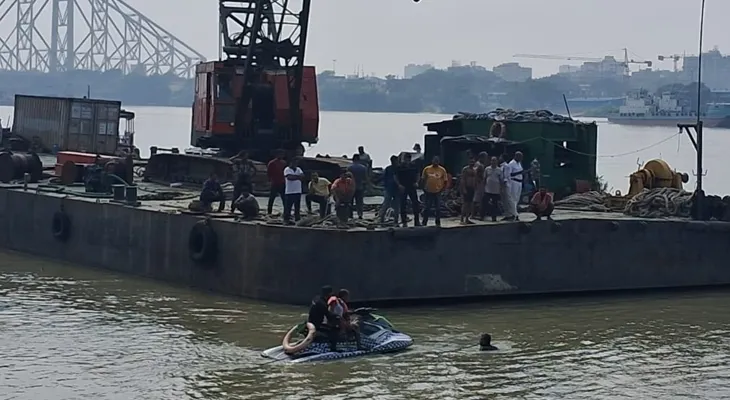 গঙ্গায় ডুবে যাওয়া গাড়িটি উদ্ধারের জন্য হাত লাগিয়েছে বিপর্যয় মোকাবিলা বাহিনী