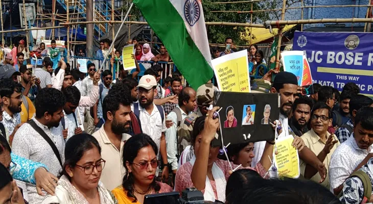 চাকরিপ্রার্থীদের মিছিলের জেরে স্তব্ধ শিয়ালদহ, উপস্থিত রয়েছেন আইএসএফ বিধায়ক নৌশাদ সিদ্দিকি