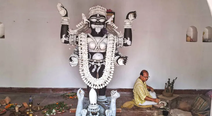 মেদিনীপুরে লচি পোদ্দারের পুজোয় শোনা যায় মায়ের নূপুরের শব্দ