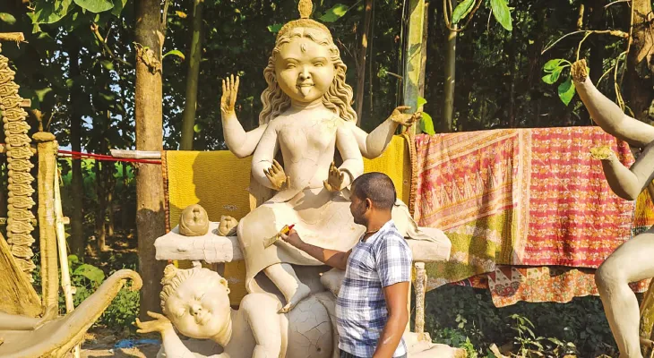 বিবাদী সংঘের পুজোয় শিশু মুখের আদলে শ্যামা মায়ের রূপ