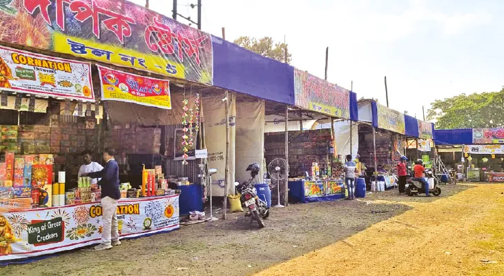 বাঁকুড়া শহরে এবারও বাজি বাজার চালু, মিলবে রকমারি গ্রিন ক্র্যাকার্স