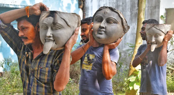 ঝনকাই সেনীর মিত্রবাড়ির পুজোয় জ্বলে না বিদ্যুতের আলো, প্রদীপে আলোকিত হন মা