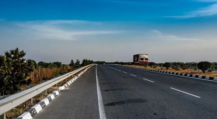ফুটপাত দখল করে দোকান, পার্কিং, যানজটে নাভিশ্বাস ১৪ জাতীয় সড়কে