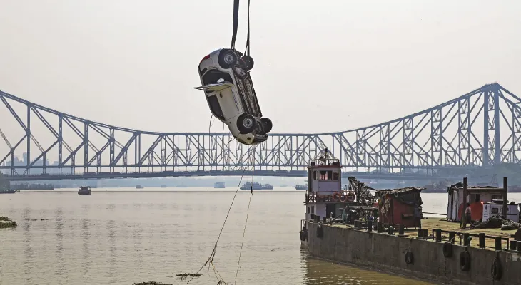 নিমতলা ঘাটে পরপর একই দুর্ঘটনা, ৩ জনকে চাপা দিয়ে সোজা জলে পড়ল ফাঁকা গাড়ি, মাঝগঙ্গায় ভাসছে চারচাকা