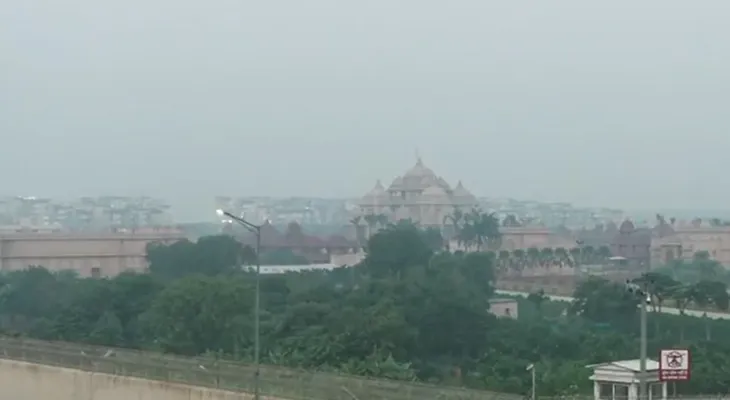 দিল্লির অক্ষরধামে আজ, শুক্রবার সকালে বাতাসের গুণগতমান খুব খারাপ
