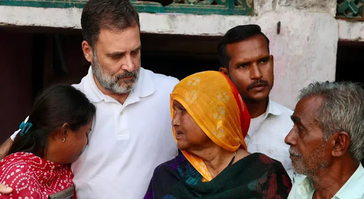 উত্তরপ্রদেশের রায়বরেলিতে গণপিটুনিতে মৃত দলিত যুবকের পরিবারের সঙ্গে দেখা করলেন কংগ্রেস সাংসদ রাহুল গান্ধী
