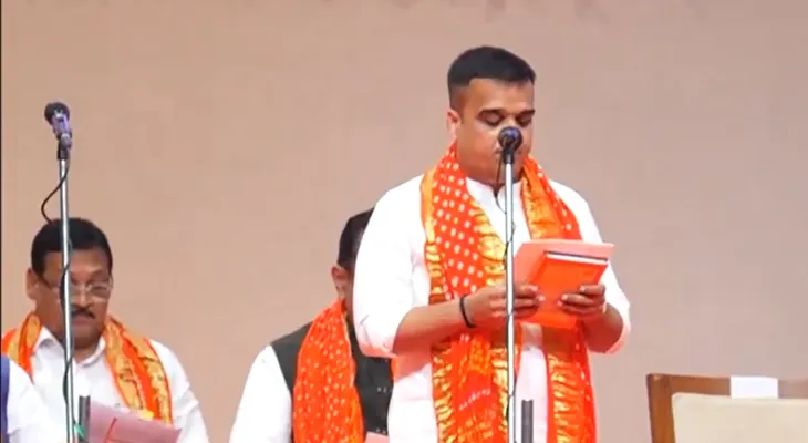 গুজরাতের উপ মুখ্যমন্ত্রীর পদে শপথ নিলেন হর্ষ সাংভি, পূর্বে ছিলেন স্বরাষ্ট্র দপ্তরের দায়িত্বে