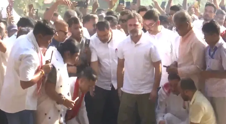 অসমের কামরুপে প্রয়াত গায়ক জুবিন গর্গের সমাধিতে শ্রদ্ধা জানালেন কংগ্রেস সাংসদ রাহুল গান্ধী