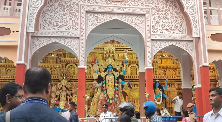উদ্বোধনের অপেক্ষায় জানবাজার সর্বজনীন কালীপুজোর মণ্ডপ