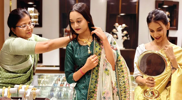 এক বছরে দ্বিগুণ সোনার দাম, ধনতেরসে হালকা গয়না বিক্রির আশায় বিক্রেতারা