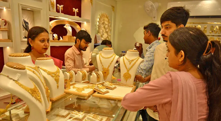 ধনতেরসে খাগড়ায় সোনার গয়নায় আকর্ষণীয় অফার