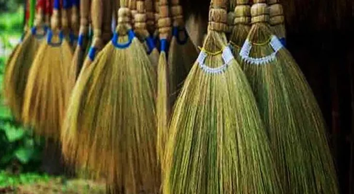 কালীপুজোর আগে অলক্ষ্মী বিদায়ের জন্য দেদার ঝাঁটা বিক্রি ঝাড়গ্রামে
