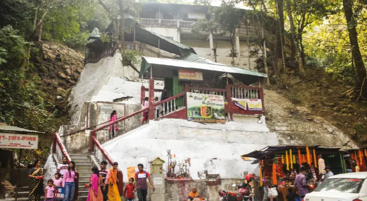 ১০৭টি সিঁড়ি ভেঙে উঠতে হয় সেভকেশ্বরী কালীমন্দিরে