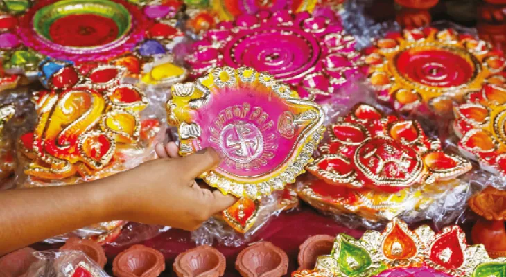 কালীপুজোয় রংবেরঙের নকশা করা প্রদীপের চাহিদা কৃষ্ণনগরে