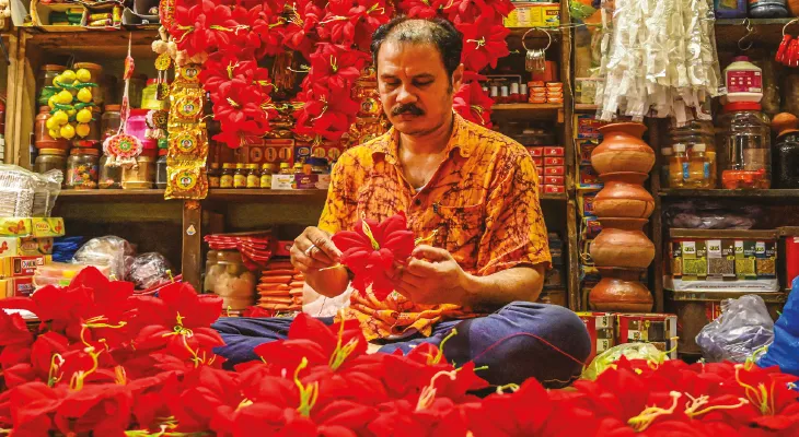 সংসার সামলে প্লাস্টিকের জবা ফুল তৈরিতে ব্যস্ত অর্চনারা