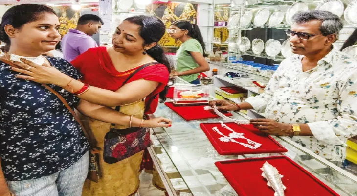 বন্দর শহর হলদিয়ায় ধনতেরাসে রুপোর মাছ, নূপূর কিনতে ঝোঁক