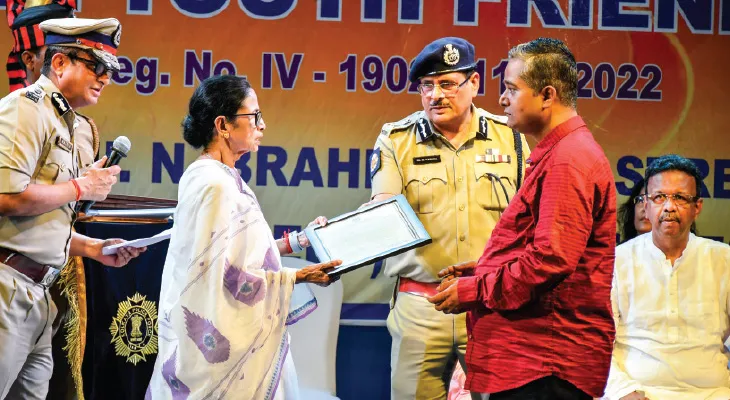 ১.৭৭ লক্ষ অঙ্গনওয়াড়ি ও আশা  কর্মীকে স্মার্ট ফোন রাজ্য সরকারের