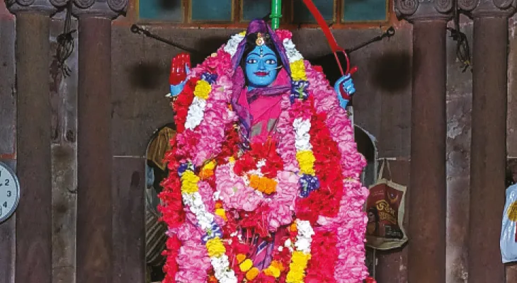 কার্তিক অমাবস্যায় রূপ বদলান দেবী,  মুখোশ ও লোলজিহ্বায় ভয়ঙ্করী হংসেশ্বরী