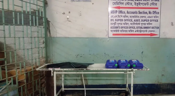 উত্তরবঙ্গ মেডিকেল: রোগীর জন্য নয়, ট্রলি ব্যবহার হচ্ছে ওয়ার্ডের ওষুধ-চিকিৎসা সামগ্রী নিতে