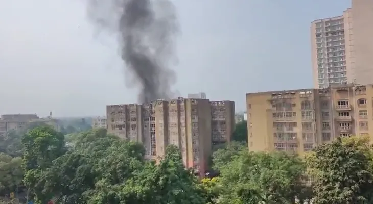 দিল্লিতে সাংসদদের অ্যাপার্টমেন্টে বিধ্বংসী আগুন, দমকল দেরিতে পৌঁছনোয় ক্ষোভ