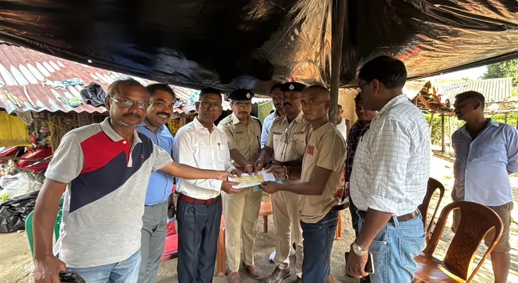 বন্যা বিধ্বস্ত নাগরাকাটার বামনডাঙায় আকাশ নায়েকের হাতে ৫ লক্ষ টাকার চেক তুলে দিলেন রাজ্যের মন্ত্রী বুলুচিক বরাইক