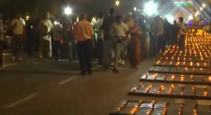 দিওয়ালির আগে প্রদীপ দিয়ে সাজানো হল কর্তব্যপথ, গোটা এলাকা ঘুরে দেখলেন দিল্লির মুখ্যমন্ত্রী রেখা গুপ্তা