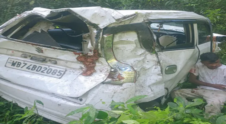 গভীর রাতে পাহাড় ভ্রমণ, সকালে দুর্ঘটনা  পাঙ্খাবাড়িতে খাদে গাড়ি, মৃত দুই