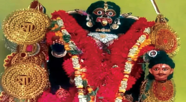 বাঁকুড়ার নড়রা গ্রামে এখনও বলির আগে দেবীর বিগ্রহ থেকে ফুল পড়ে