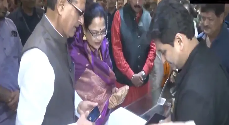 ধনতেরস উপলক্ষ্যে মধ্যপ্রদেশের ভোপালে একটি গয়নার দোকানে সস্ত্রীক কেনাকাটা করলেন কেন্দ্রীয় মন্ত্রী শিবরাজ সিং চৌহান