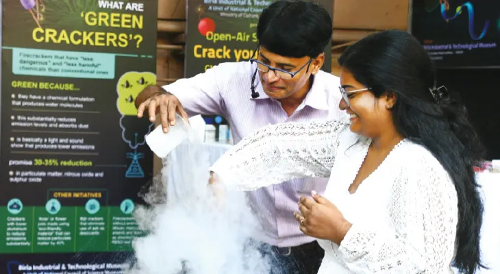 সবুজ বাজিতে কত শব্দ? হাতেকলমে দেখল পড়ুয়ারা