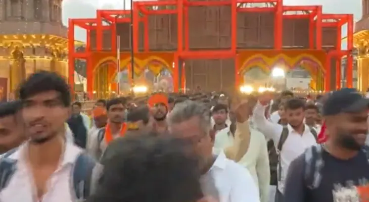 উত্তরপ্রদেশের অযোধ্যায় রামমন্দিরে পুণ্যার্থীদের ঢল