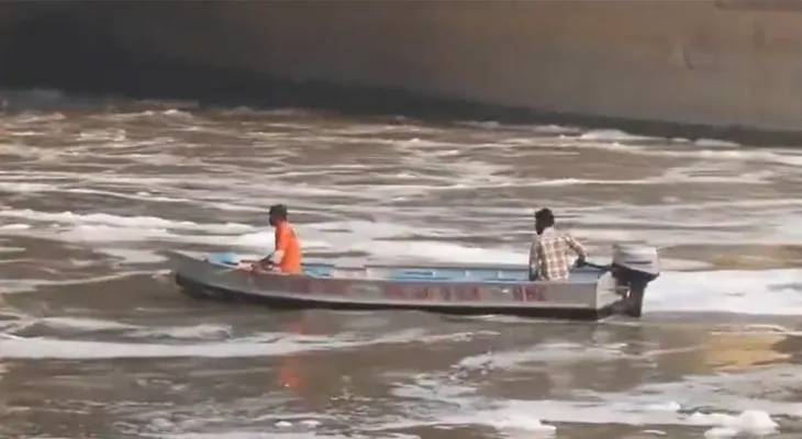 দিল্লির কালিন্দি কুঞ্জে যমুনা নদীতে ভাসছে বিষাক্ত ফেনা