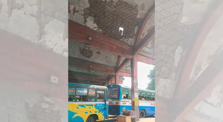 হাওড়া স্টেশন সংলগ্ন বাসস্ট্যান্ডের কাছে ভেঙে পড়ল শেডের একাংশ