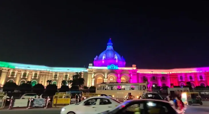 দিওয়ালির আগে আলোয় সেজে উঠল লখনউয়ের বিধানসভা