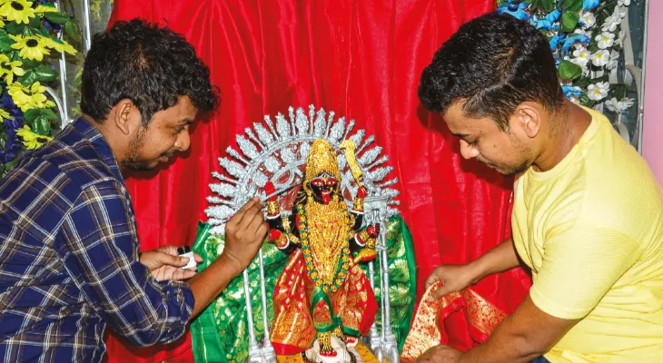 তাক লাগাচ্ছে বারুইপুরের দুই ভাইয়ের  হাতে সিমেন্টের তৈরি ভবতারিণী বিগ্রহ