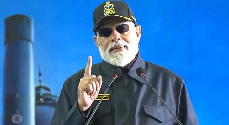 আইএনএস বিক্রান্ত থেকে ভারতীয় নৌসেনার সামনে বক্তব্য রাখছেন প্রধানমন্ত্রী মোদি