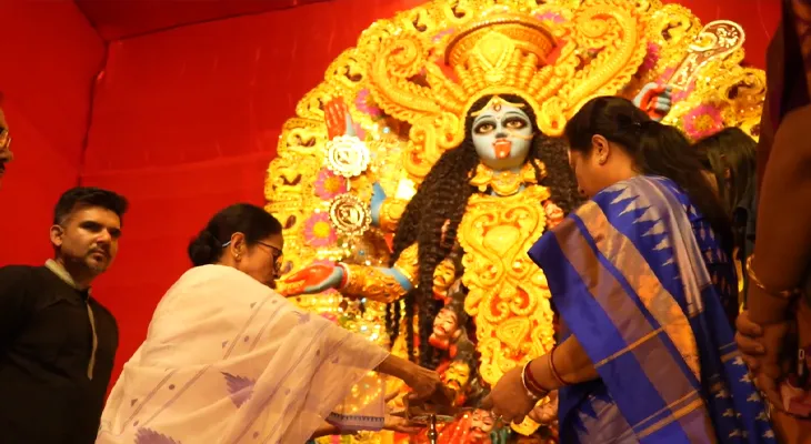 সকলকে কালীপূজা ও দীপাবলির শুভেচ্ছা জানালেন মুখ্যমন্ত্রী মমতা বন্দ্যোপাধ্যায়