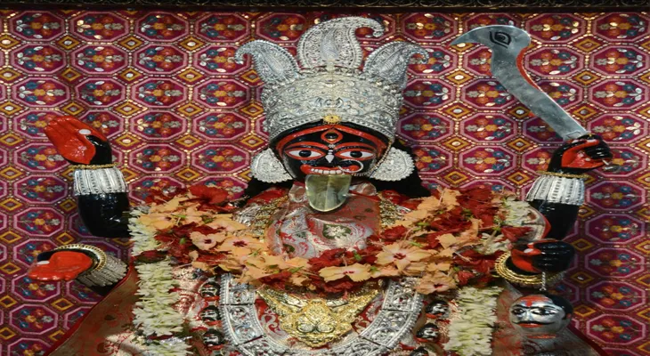 ঠনঠনিয়া কালীবাড়িতে চলছে কালীমায়ের বিশেষ পুজো