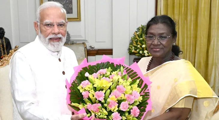 দিওয়ালির শুভেচ্ছা জানাতে রাষ্ট্রপতি দ্রৌপদী মুর্মুর সঙ্গে দেখা করলেন প্রধানমন্ত্রী নরেন্দ্র মোদি